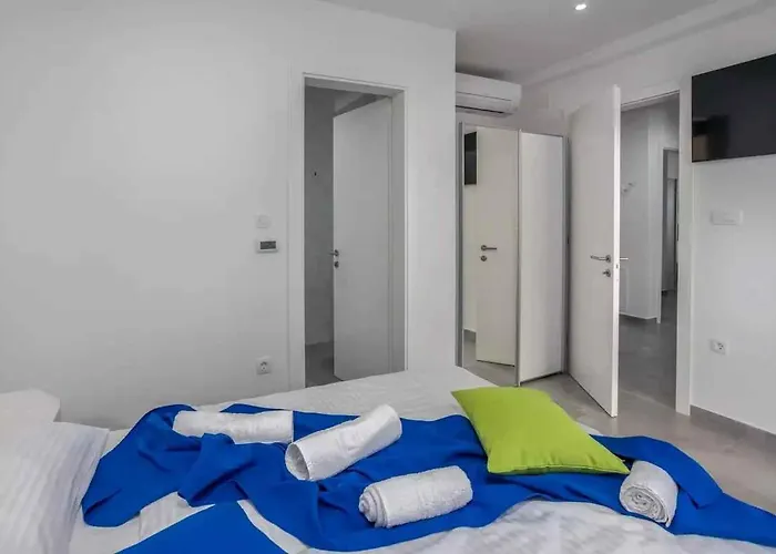 With Pool In 54890 Casa de Férias Dramalj