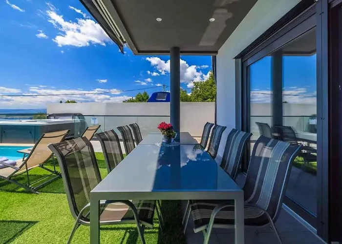 Casa de Férias With Pool In 54890 Dramalj