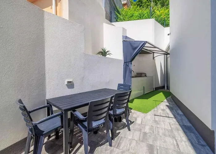 With Pool In 54890 Dramalj