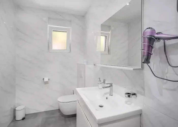 With Pool In 54890 Case de vacanță Dramalj