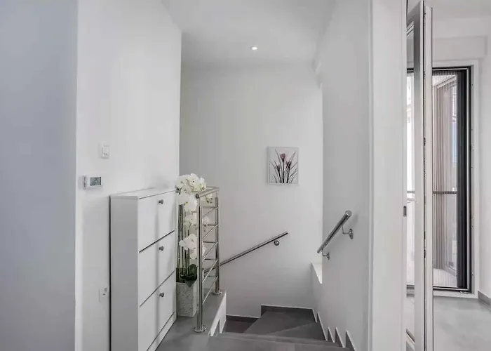 With Pool In 54890 Case de vacanță Dramalj