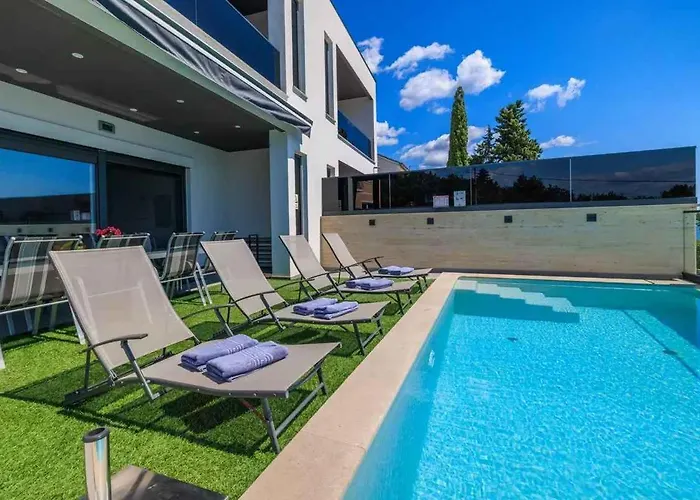 With Pool In 54890 Case de vacanță Dramalj