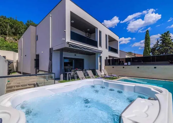 With Pool In 54890 Dramalj